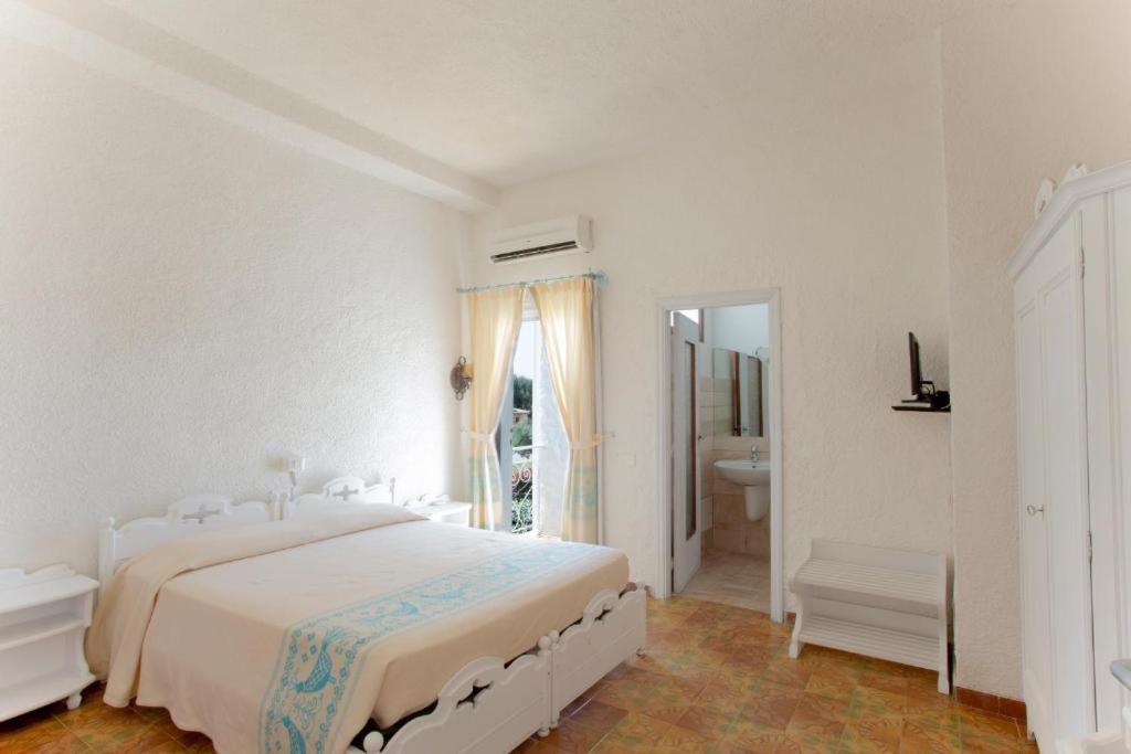 Hotel Al Faro Spiaggia La Cinta Santeodoro San Teodoro  Ngoại thất bức ảnh